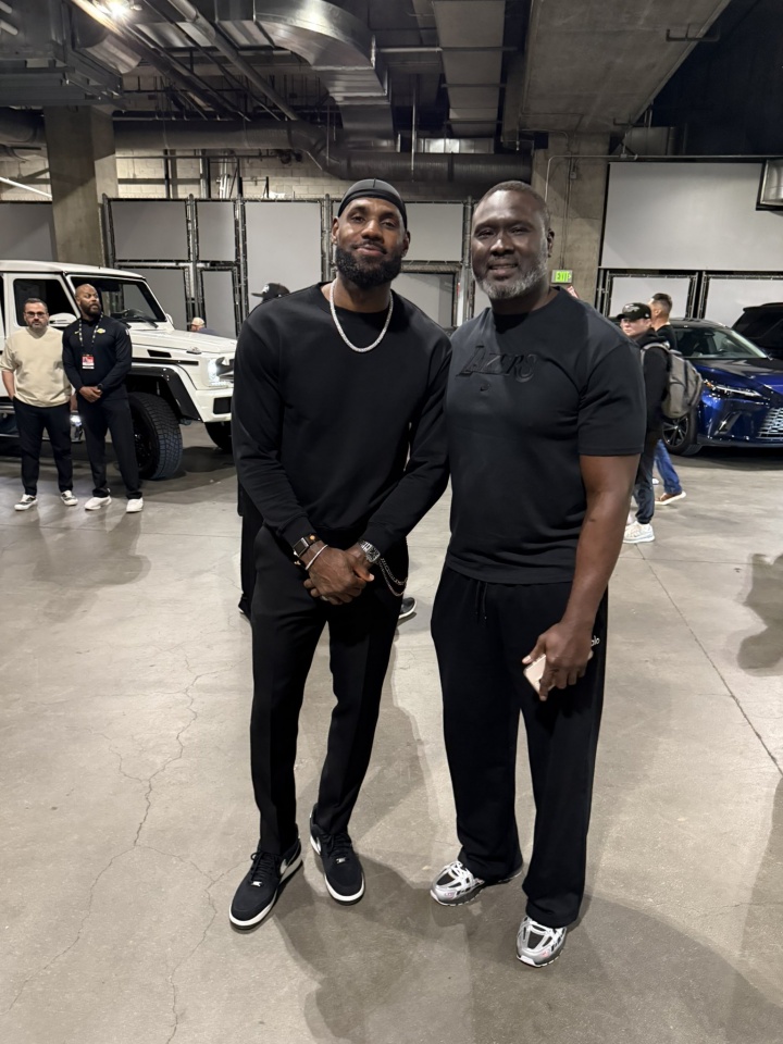 开云登陆入口-让詹姆斯看起来很小只🤣阿杜·蒂耶罗父亲晒照：我和GOAT🐐