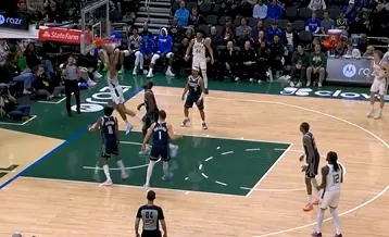 吉昂径直杀入禁区双手暴扣，还剩3分钟雄鹿领先独行侠26分